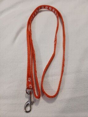 NWOT Red Nylon Paw-Print Pet Leash.